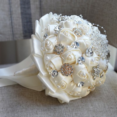 Romantic Wedding Bride Holding flower Bouquet Roses with Brooch Bouquets Handmade Satin Roses